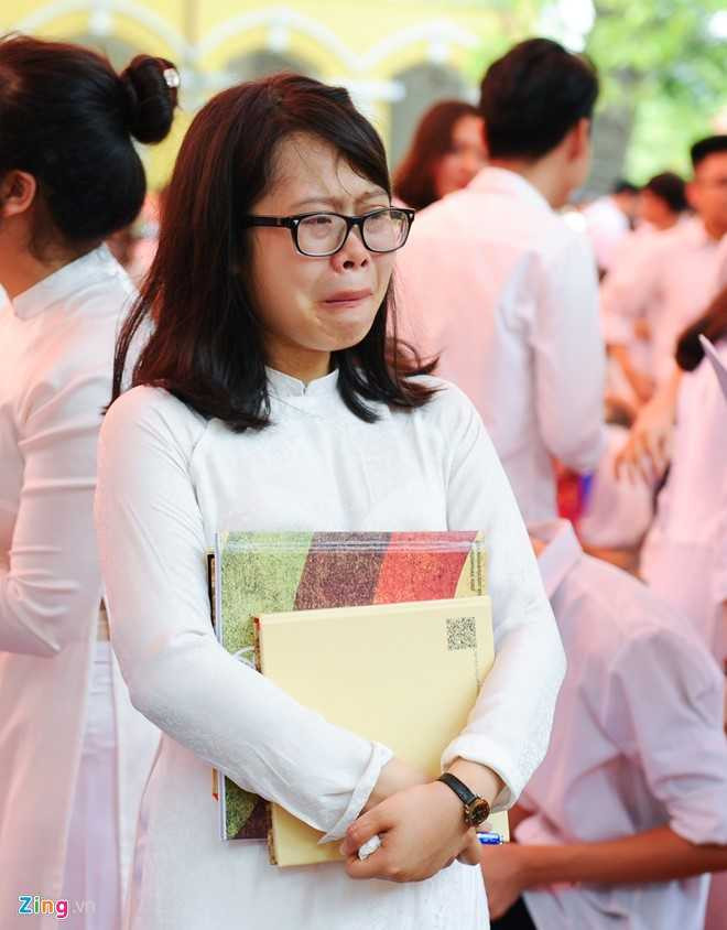 Có em đứng quay lưng về phía bạn bè khóc rưng rức trong giây phút chia tay tuổi học trò.