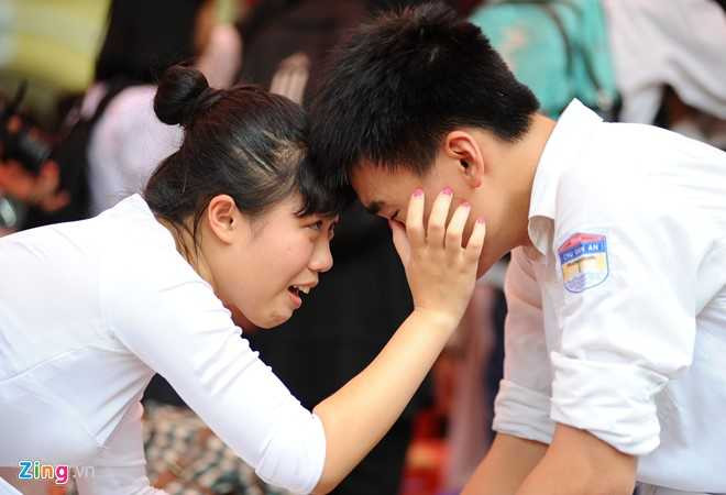 Cả bạn trai cũng rơm rớm nước mắt khiến bạn gái phải tiến tới động viên.