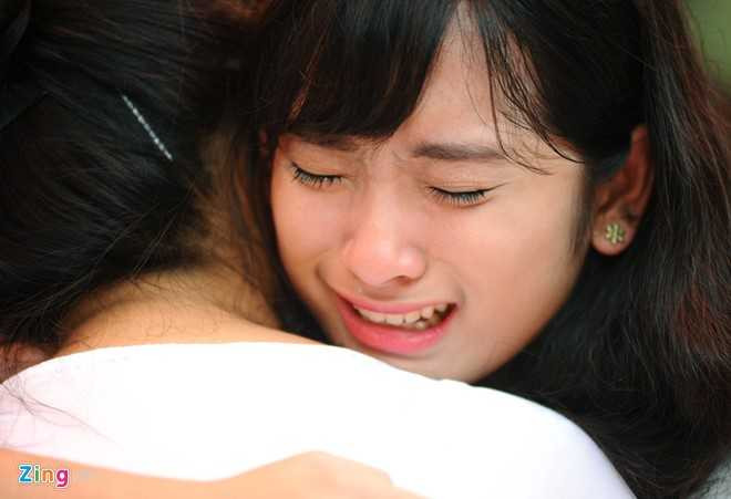 Không ít nữ sinh òa khóc trên vai bạn. 12 năm trên ghế nhà trường là những tháng ngày khó quên nhất, nhiều kỷ niệm nhất đối với mỗi cuộc đời một con người.