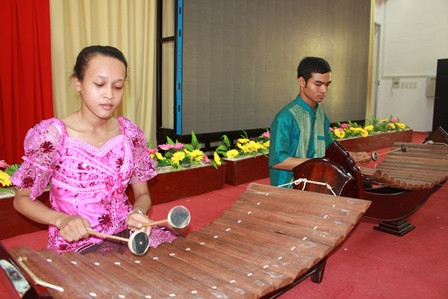 Nữ sinh có tên lạ đam mê nhạc cụ truyền thống