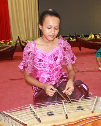 Nữ sinh có tên lạ đam mê nhạc cụ truyền thống