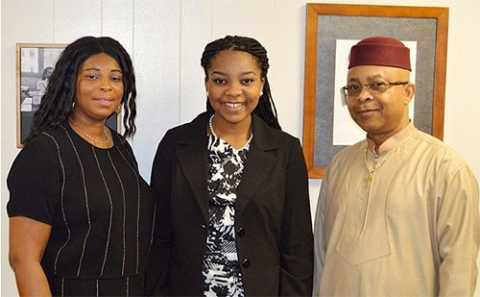 Em Augusta Uwamanzi-Nna chụp ảnh cùng bố mẹ đẻ. Ảnh: Everipedia