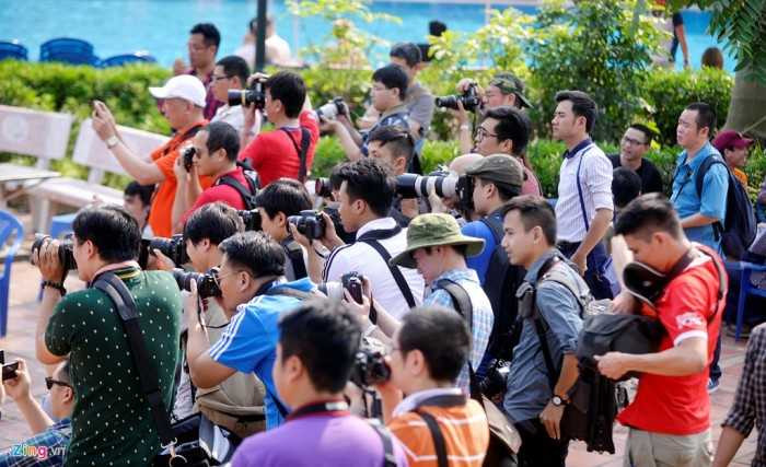 40 tay máy thực hành tại "Tiệc chụp ảnh bikini"