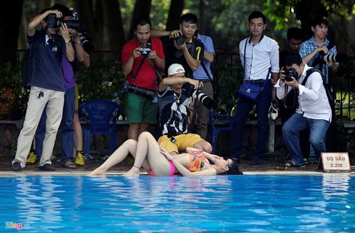 Cô gái xinh đẹp tạo dáng sexy bên bể bơi