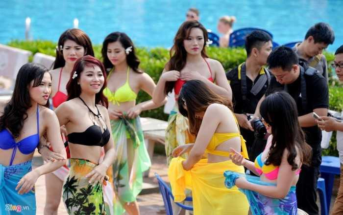 Cô gái xinh đẹp tạo dáng sexy bên bể bơi