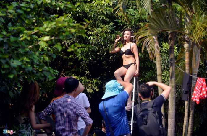 Cô gái xinh đẹp tạo dáng sexy bên bể bơi