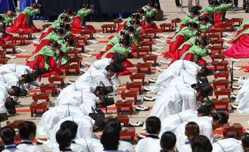 Lễ trưởng thành có nguồn gốc từ thế kỷ 10 với nhiều hoạt động truyền thống.