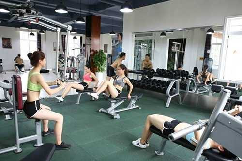 Vẻ gợi cảm của nữ sinh hàng không trong phòng tập gym