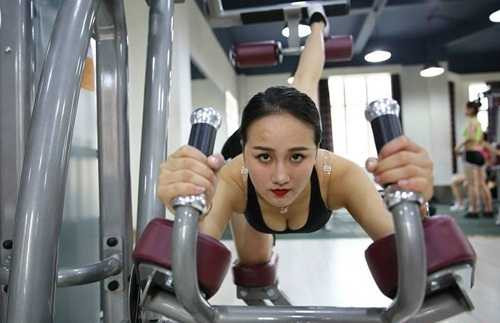Vẻ gợi cảm của nữ sinh hàng không trong phòng tập gym