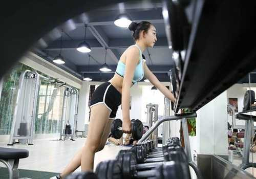 Vẻ gợi cảm của nữ sinh hàng không trong phòng tập gym