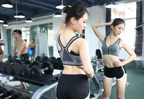 Vẻ gợi cảm của nữ sinh hàng không trong phòng tập gym