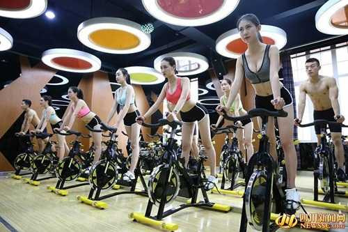 Vẻ gợi cảm của nữ sinh hàng không trong phòng tập gym