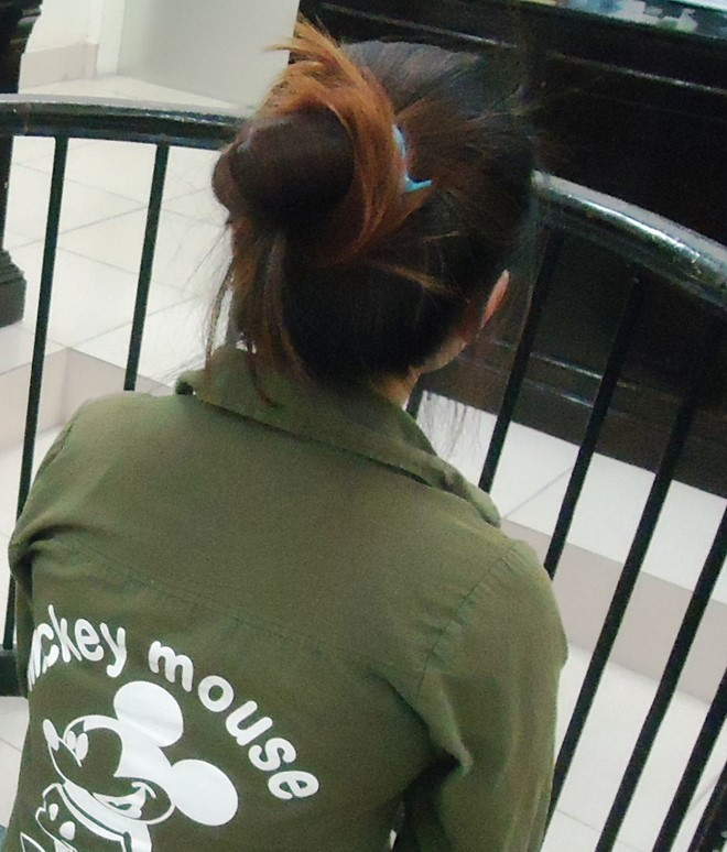 Nữ sinh môi giới, bán dâm khóc nức nở tại tòa. Ảnh: Vân Thanh.