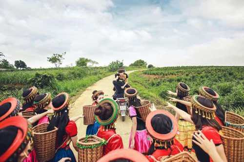 Teen Ninh Bình còn chịu khó tìm hiểu cả phong tục của người Mông và tái hiện lại cảnh cướp vợ.