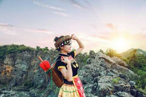 Cô gái rạng rỡ trong váy xòe nhiều màu sắc