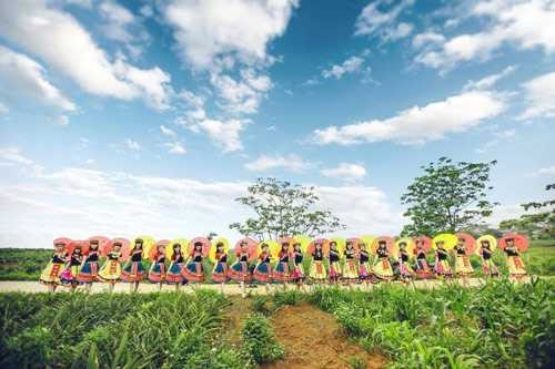 Các cô gái xinh đẹp như những bông hoa của núi rừng