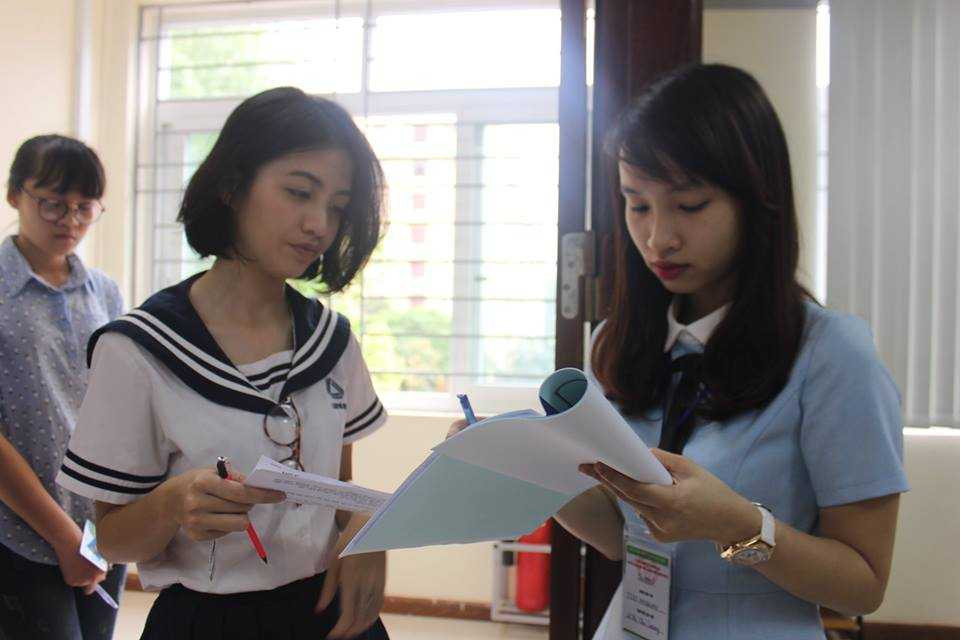 Nữ sinh rạng ngời trong kỳ thi đại học đầu tiên năm 2016