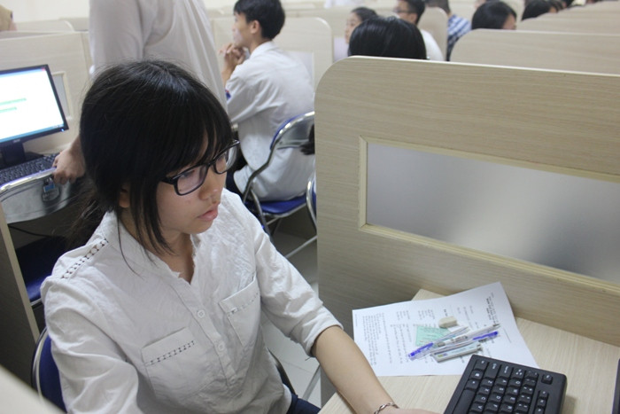 hàng chục nghìn thí sinh đầu tiên thi đại học năm 2016 đã đến các địa điểm thi của ĐH Quốc gia Hà Nội để dự thi. Đây là ca thi đầu tiên đợt 1 kỳ thi đánh giá năng lực. Thời gian làm bài là 195 phút với 140 câu hỏi trắc nghiệm nên nhiều thí sinh tâm trạng rất hồi hộp.