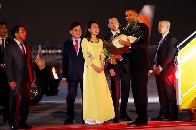 Trần Mỹ Linh được đại diện tặng hoa chào mừng Tổng thống Obama tại sân bay quốc tế Nội Bài (Ảnh: Reuters)
