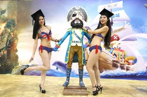 Nữ sinh TQ gây sốc khi mặc bikini chụp ảnh tốt nghiệp