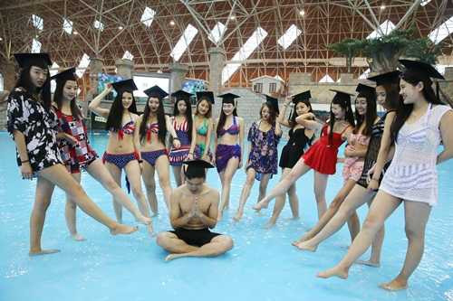 Nữ sinh TQ gây sốc khi mặc bikini chụp ảnh tốt nghiệp - 8