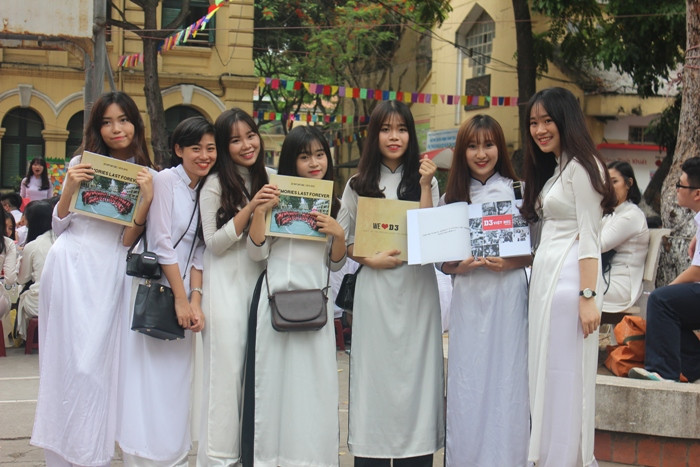 Nữ sinh trường Việt Đức bật khóc trong ngày chia tay