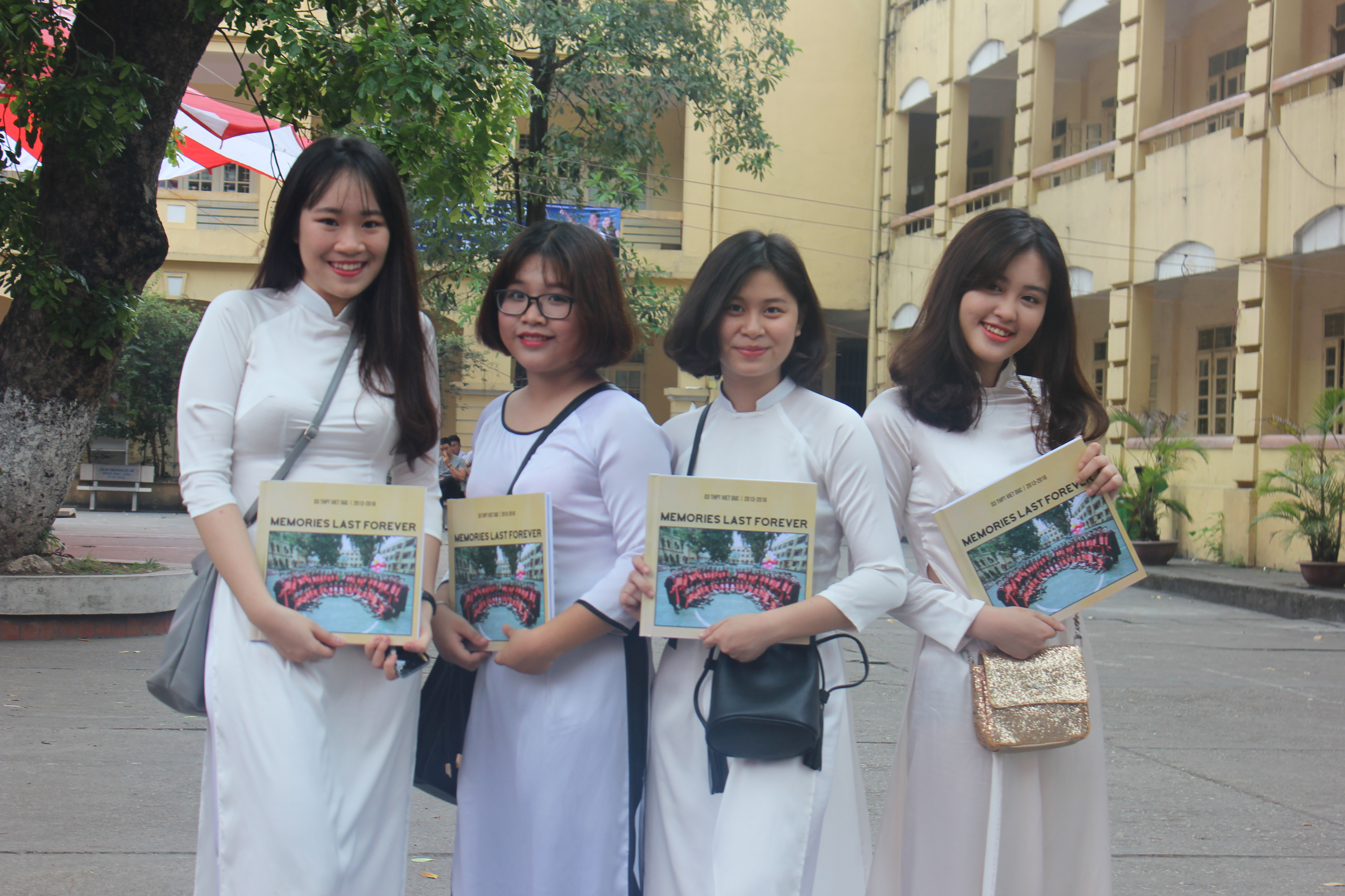 Nữ sinh trường Việt Đức bật khóc trong ngày chia tay