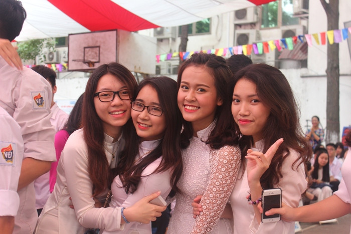 Nữ sinh trường Việt Đức bật khóc trong ngày chia tay