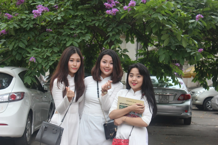 Nữ sinh trường Việt Đức bật khóc trong ngày chia tay