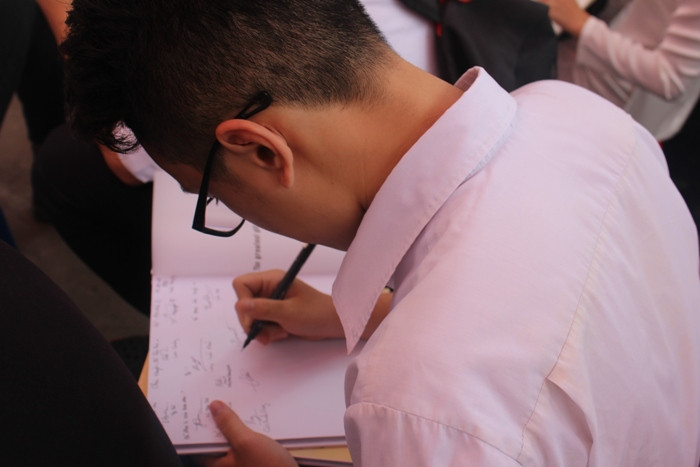 Nữ sinh trường Việt Đức bật khóc trong ngày chia tay