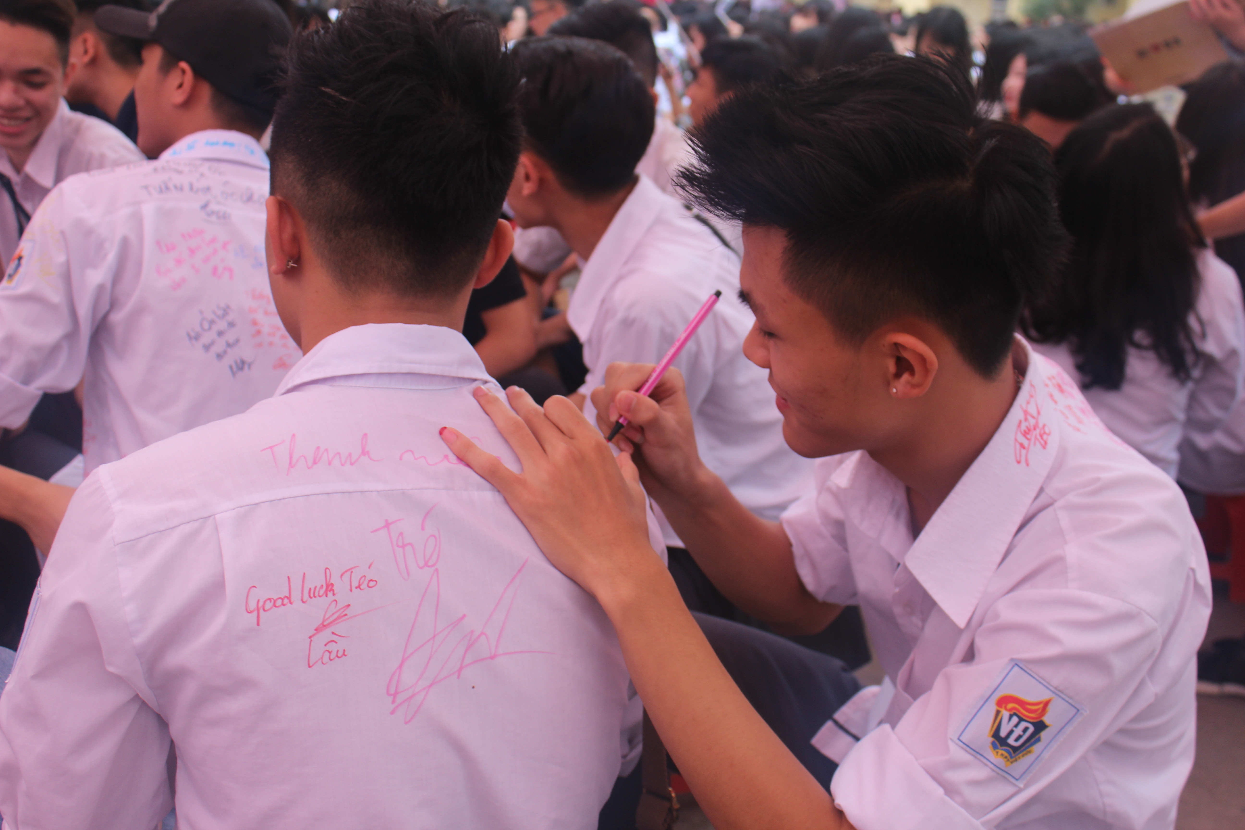 Nữ sinh trường Việt Đức bật khóc trong ngày chia tay