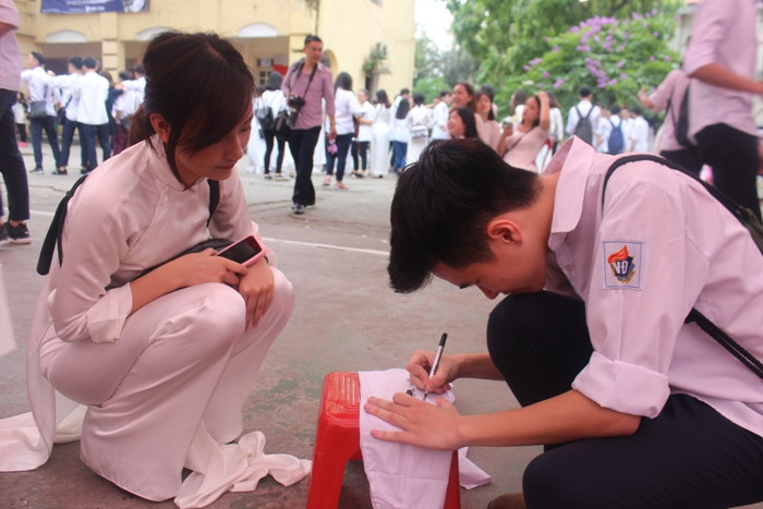 Nữ sinh trường Việt Đức bật khóc trong ngày chia tay