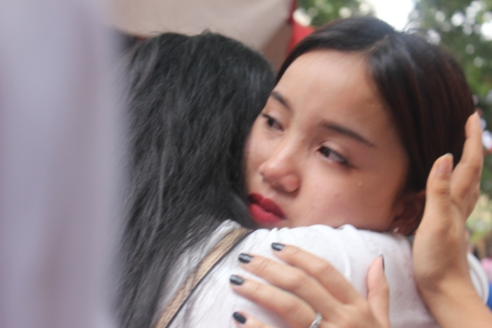 Nữ sinh trường Việt Đức bật khóc trong ngày chia tay