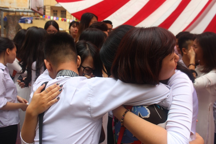 Nữ sinh trường Việt Đức bật khóc trong ngày chia tay