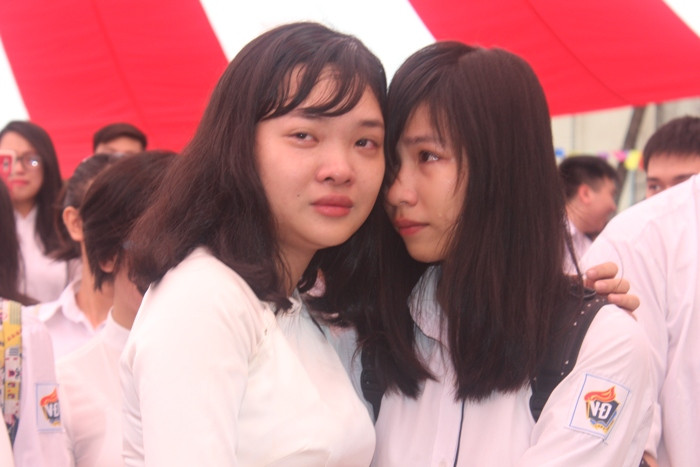 Nữ sinh trường Việt Đức bật khóc trong ngày chia tay