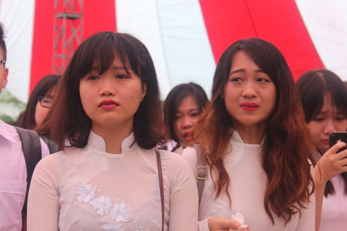 Nữ sinh trường Việt Đức bật khóc trong ngày chia tay