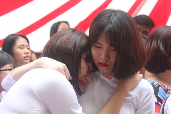 Nữ sinh trường Việt Đức bật khóc trong ngày chia tay