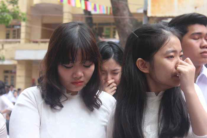 Nữ sinh trường Việt Đức bật khóc trong ngày chia tay