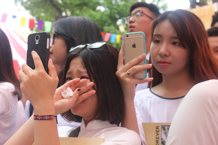 Nữ sinh trường Việt Đức bật khóc trong ngày chia tay