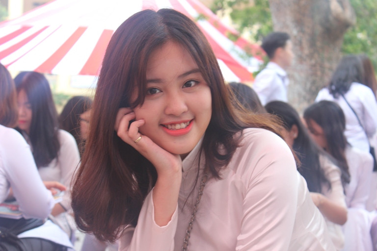 Nữ sinh trường Việt Đức bật khóc trong ngày chia tay