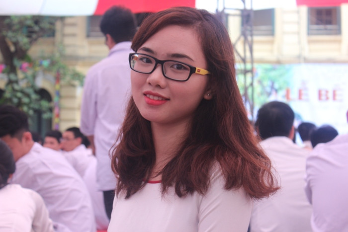 Nữ sinh trường Việt Đức bật khóc trong ngày chia tay