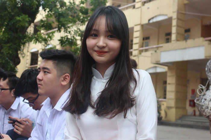 Nữ sinh trường Việt Đức bật khóc trong ngày chia tay