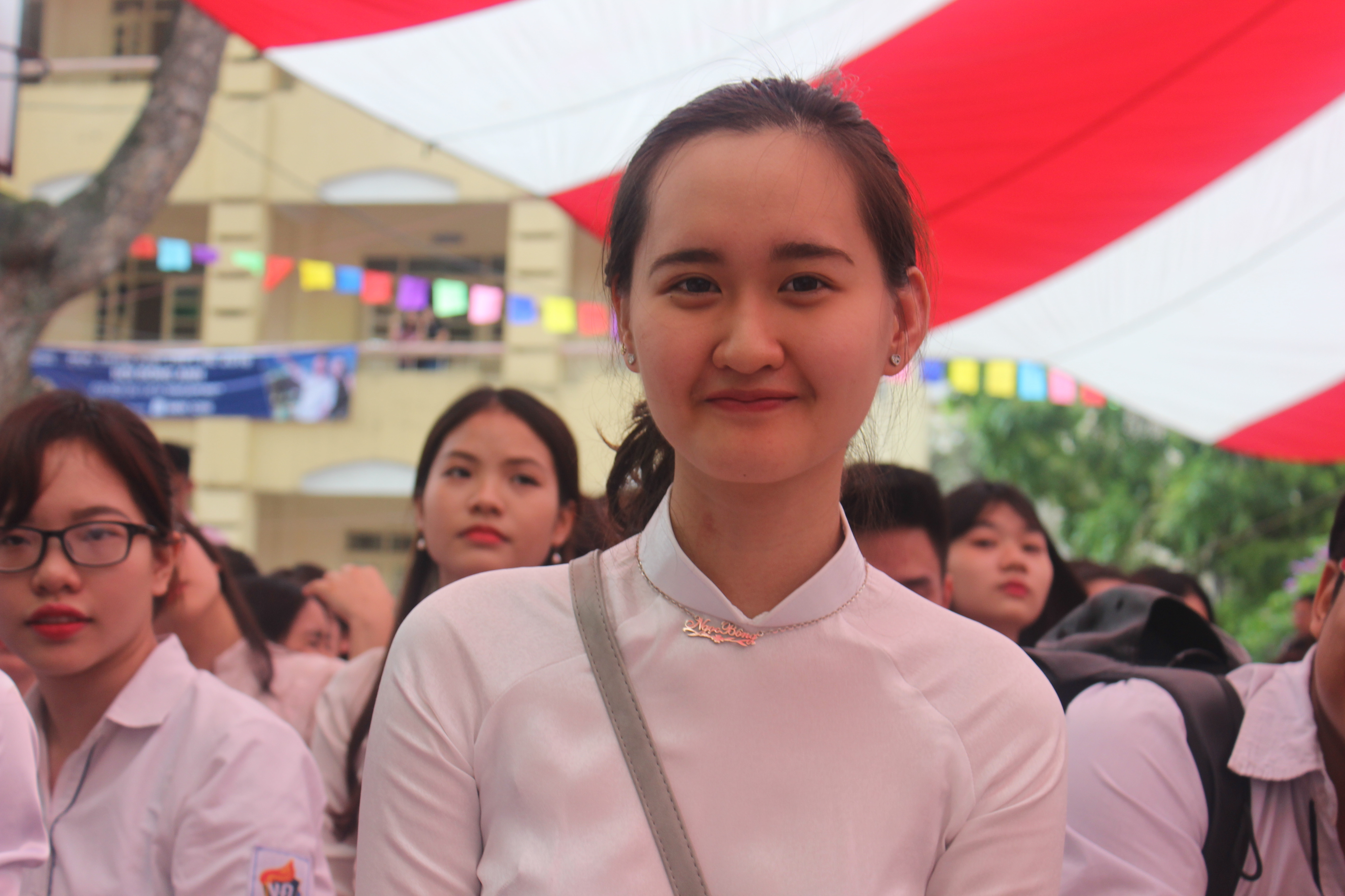 Nữ sinh trường Việt Đức bật khóc trong ngày chia tay