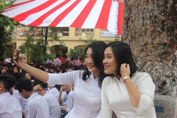 Nữ sinh trường Việt Đức bật khóc trong ngày chia tay