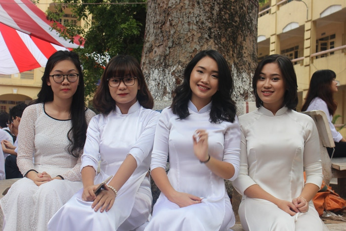 Nữ sinh trường Việt Đức bật khóc trong ngày chia tay