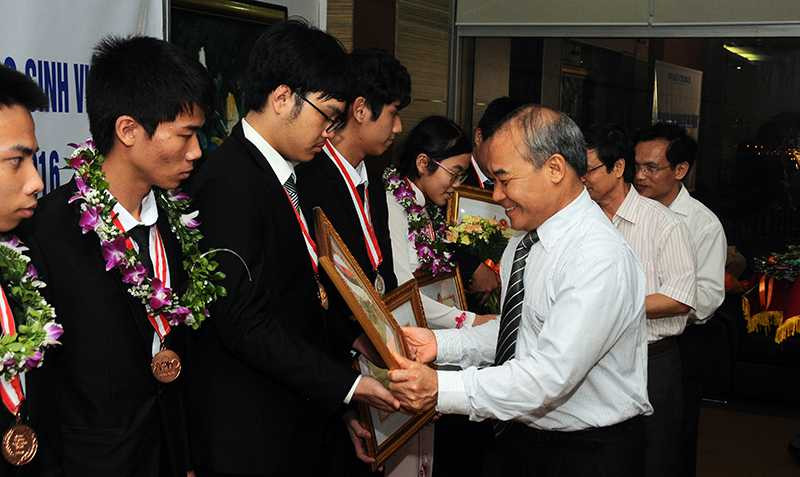 Thứ trưởng Nguyễn Vinh Hiển trao thưởng cho các học sinh đoạt giải trong kỳ thi Olympic Vật lý Châu Á 2016 vào tối 9/5