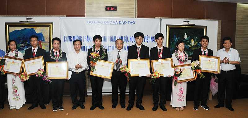Bộ GD-ĐT trao thưởng cho các học sinh tham dự Olympic Vật lý Châu Á 2016
