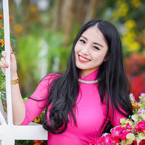 Nữ sinh xứ Huế xinh đẹp, mê hát dân ca