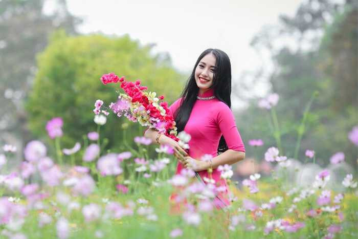 Nữ sinh xứ Huế xinh đẹp, mê hát dân ca