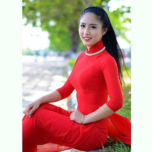 Nữ sinh xứ Huế xinh đẹp, mê hát dân ca